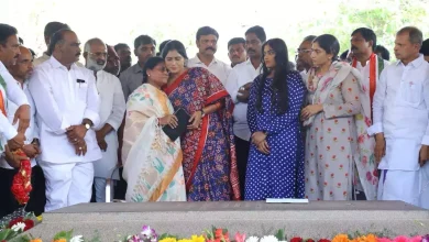 Vijayamma blesses Jagan and Sharmila in Idupulapaya