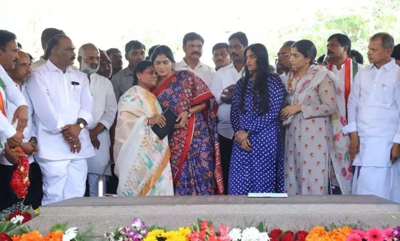 Vijayamma blesses Jagan and Sharmila in Idupulapaya