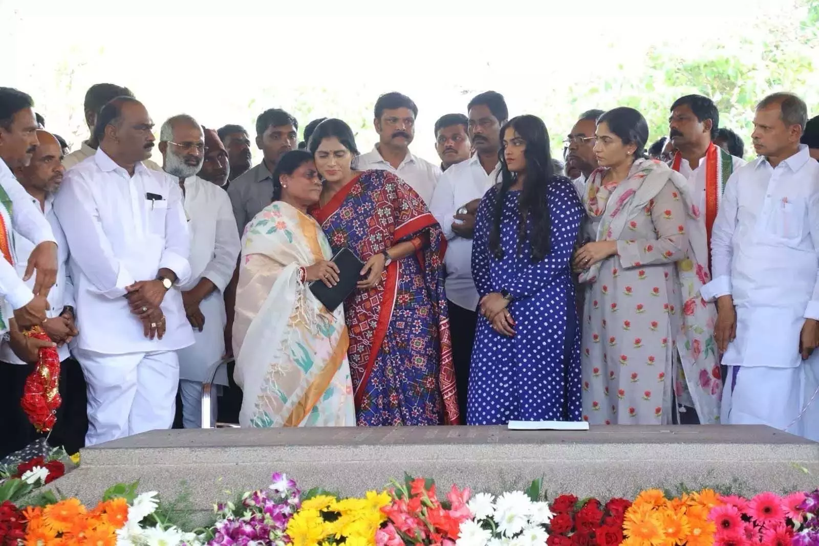 Vijayamma blesses Jagan and Sharmila in Idupulapaya