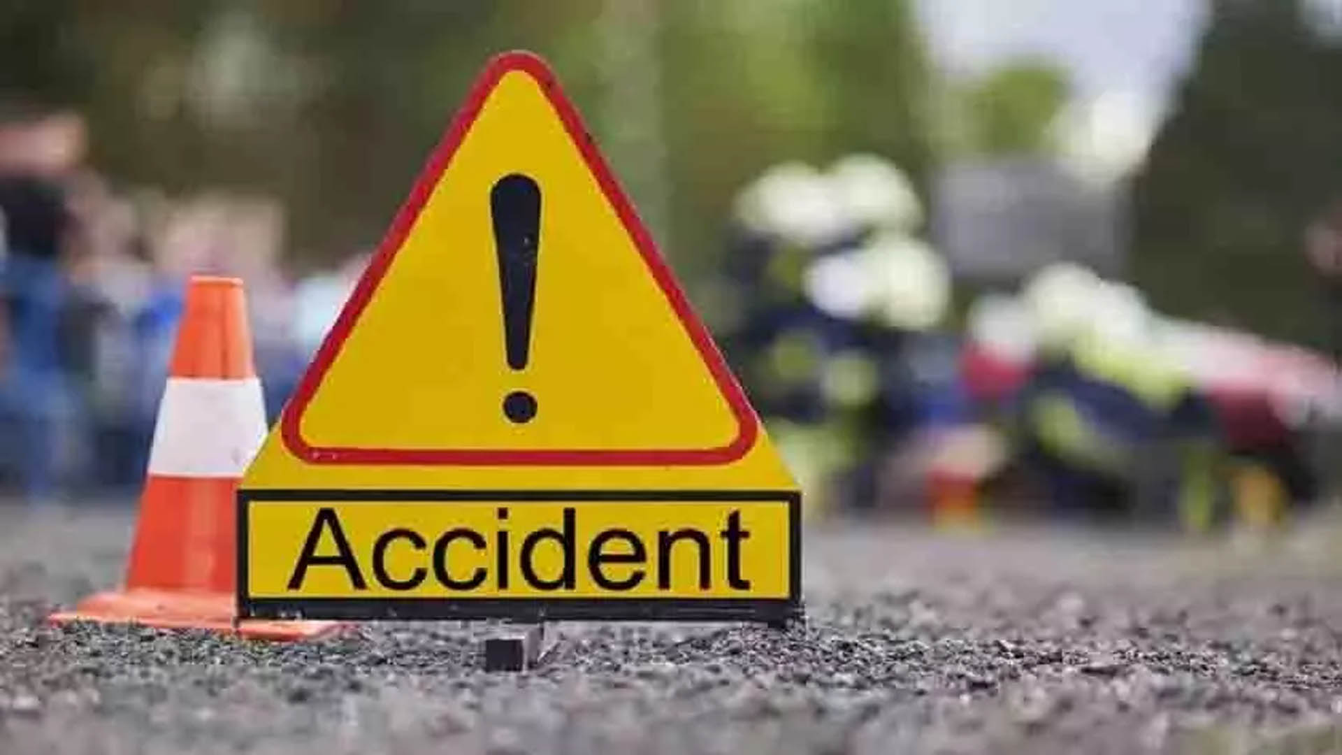 Uncontrolled SUV hits e-rickshaw in the district