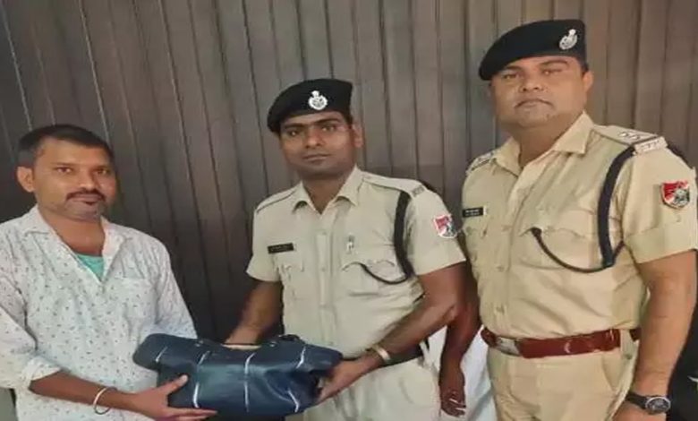 Forgotten bag in express train, RPF returned the passenger safely