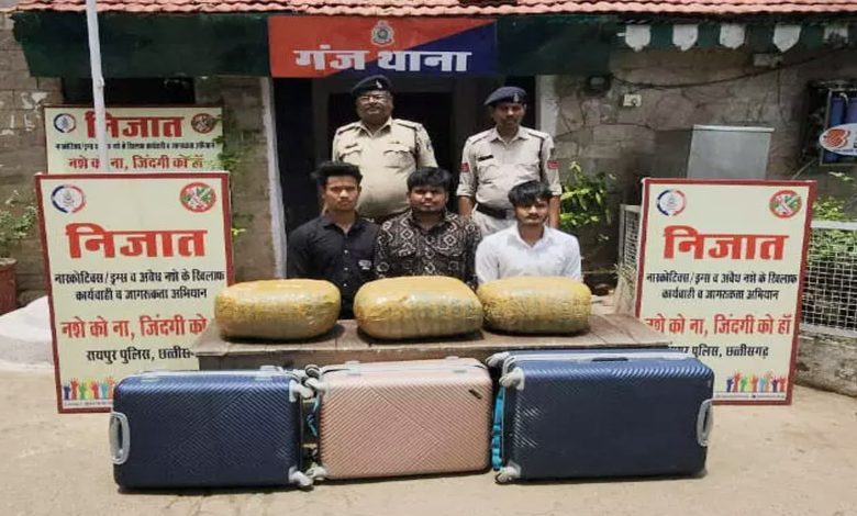 Ganja worth Rs 4 lakh seized from trolley bags, three smugglers caught again in Raipur