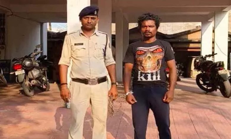 Knife waved in cloth market Pandari, accused arrested