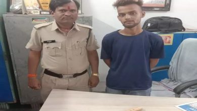 Gudhiyari police caught the criminal with a knife
