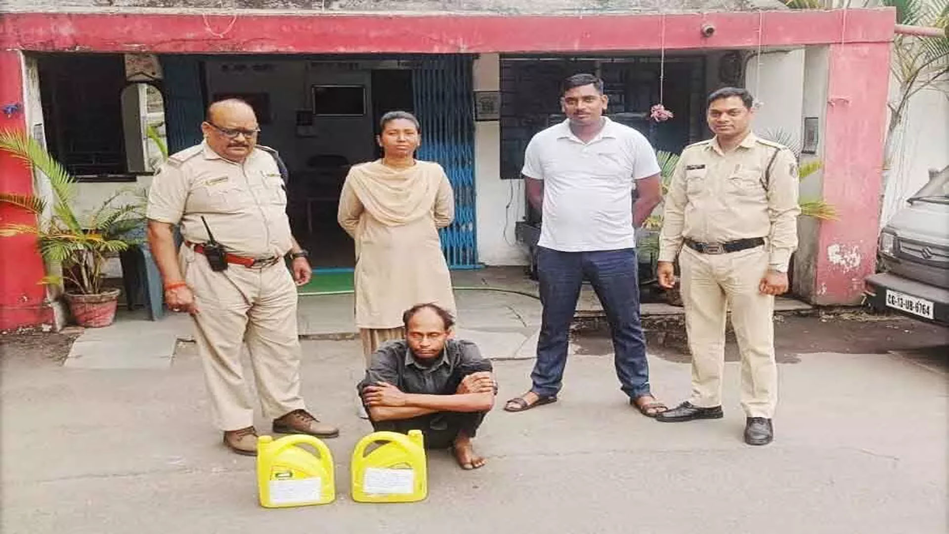 Kochiya arrested with Mahua liquor