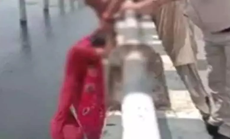 The girl was about to jump from the bridge, the policeman saved her life