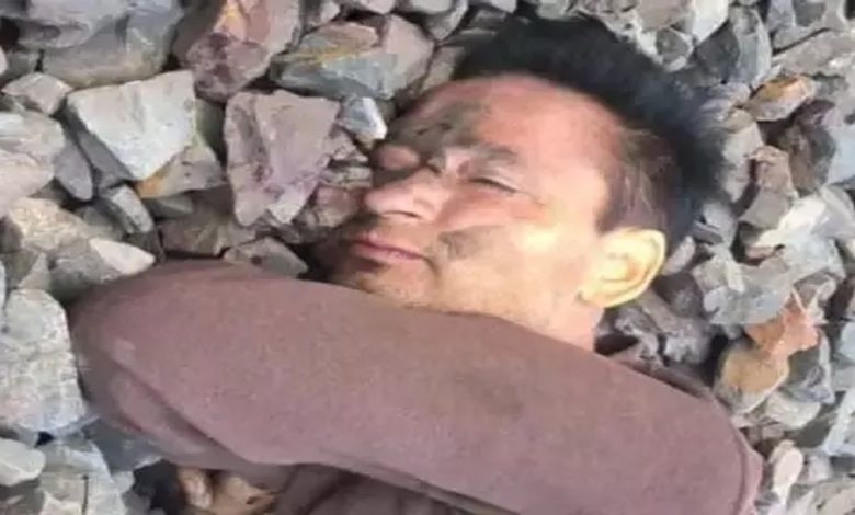 Dead body of youth found on railway track, police busy in identification