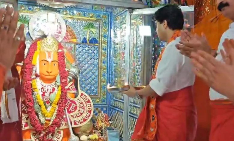 Jyotiraditya Scindia bowed his head at Tekri Sarkar temple before filing nomination