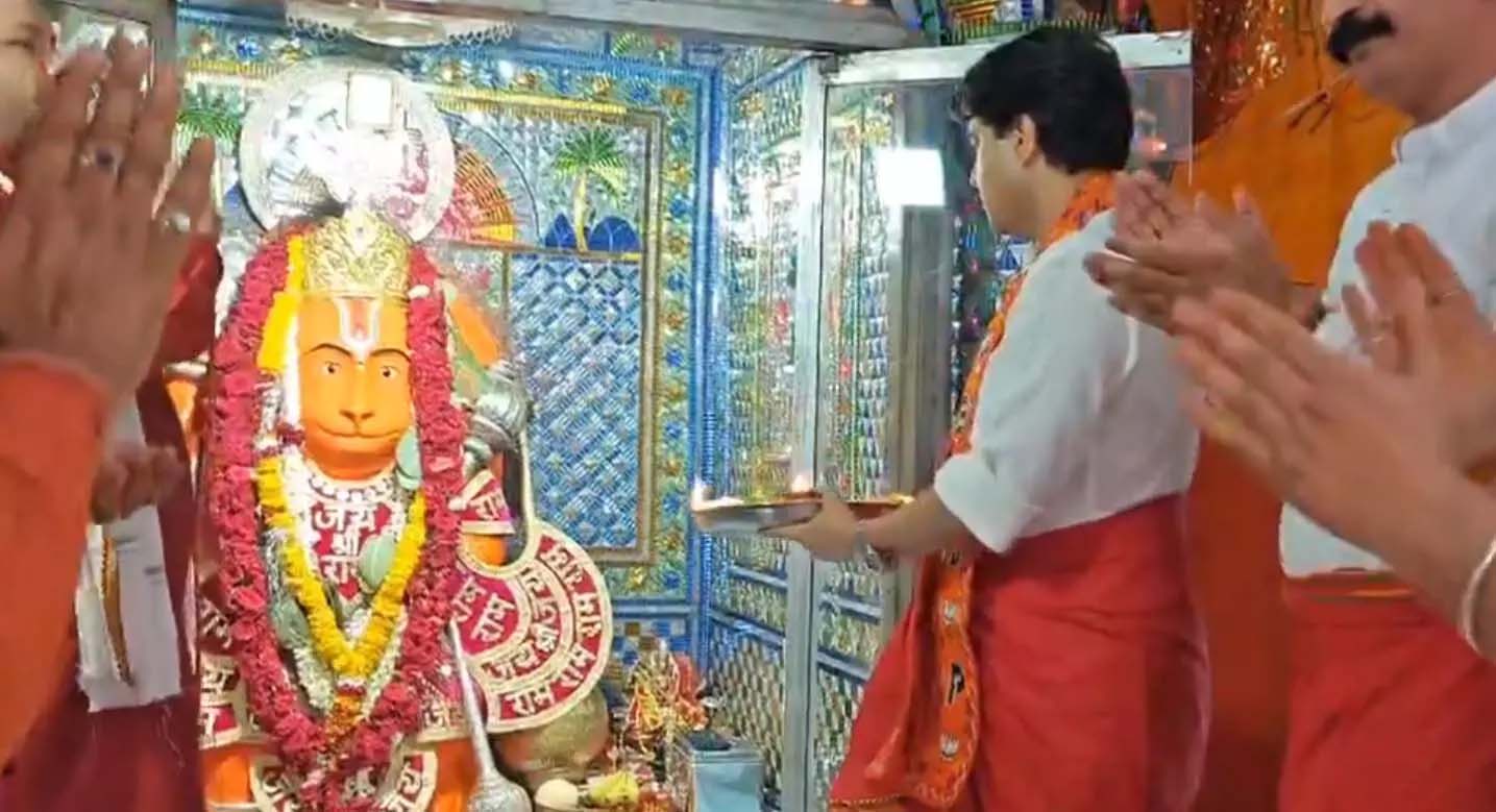 Jyotiraditya Scindia bowed his head at Tekri Sarkar temple before filing nomination