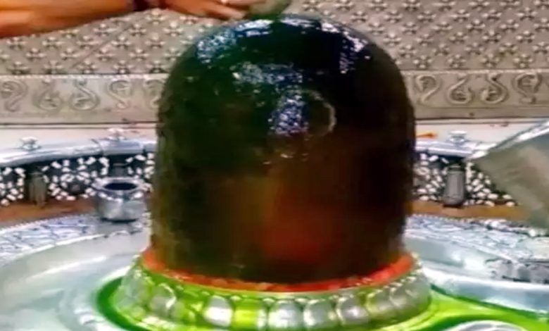 On the occasion of Gudi Padwa, Baba Mahakal was bathed with neem mixed water