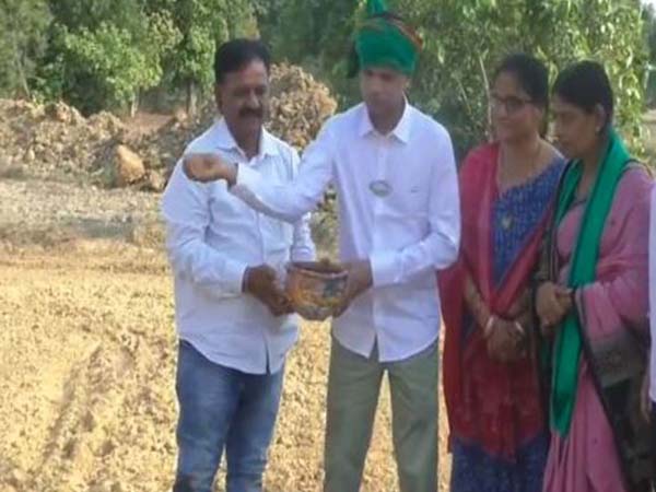 BJD leader VK Pandian performs 'Akhi Muthi Anukul' on Akshaya Tritiya