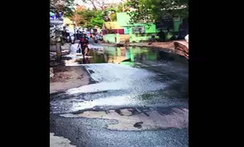 Foul smell spread due to sewage overflow on the streets of Chitlapakkam