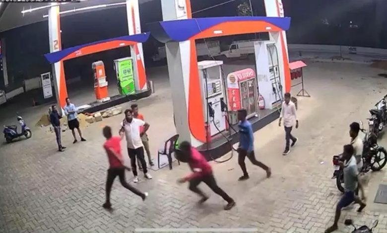 Violent clash in petrol pump, knives and sharp weapons used