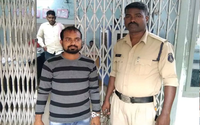 A young man was standing with a knife in Bhatagaon Chowk, arrested