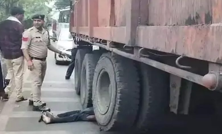 An old man lay down in front of a truck, even the police were surprised to see the dead body