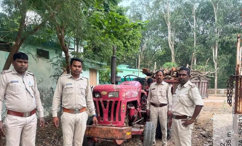 Sal wood seized, was being transported by tractor