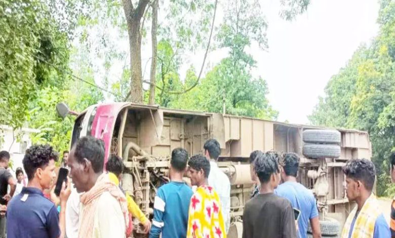 Speeding passenger bus overturned, accident happened while saving bike driver