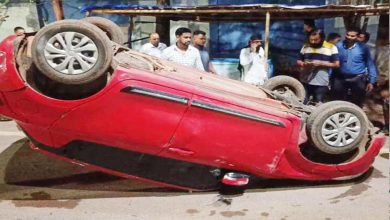 Car overturned after losing control, accident happened near district court