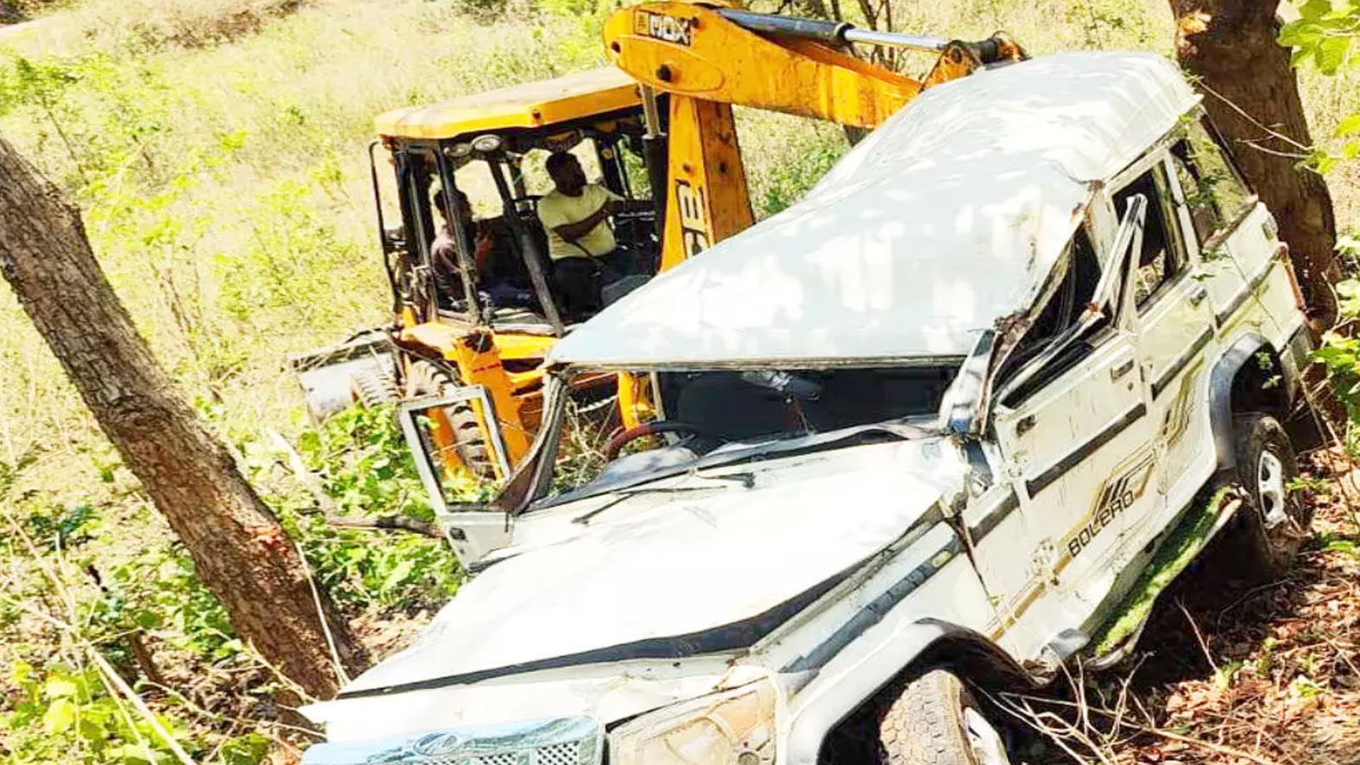 Villager dies after Bolero overturns, many injured