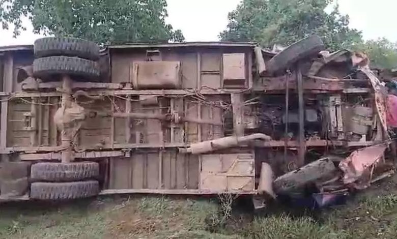 Bus overturned in Bemetara, Chhattisgarh, conductor died