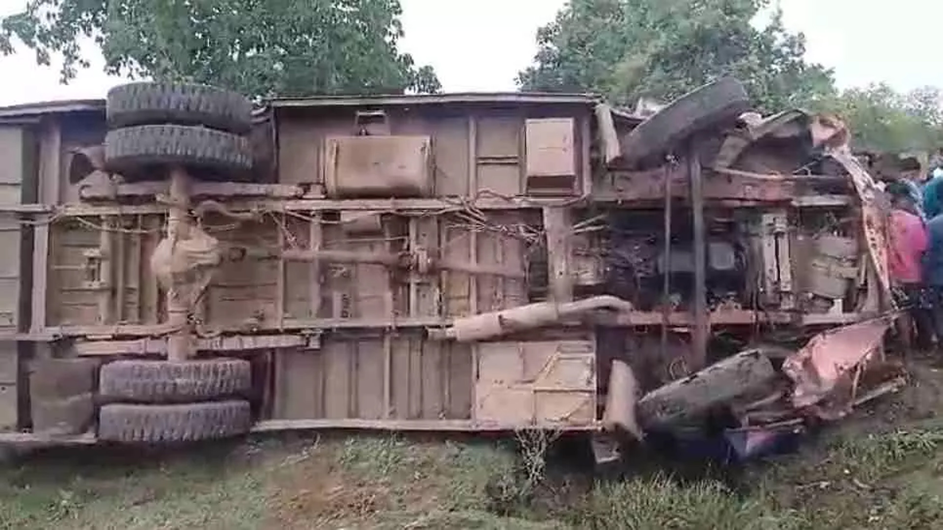 Bus overturned in Bemetara, Chhattisgarh, conductor died