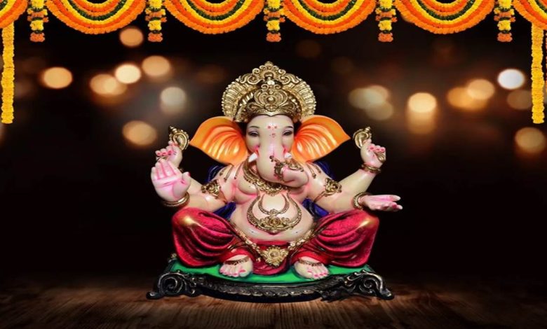 Ganesh Kavach Astrology News: Every day is dedicated to the worship of some deity or the other. Wednesday is considered best for the worship of Lord Ganesha. On this day, there is a tradition of worshiping and fasting, but along with this, if today If Ganesh Kavach is recited with devotion on this day, then immense blessings of the Lord are showered and the problems of life are solved. Ganesh Kavach Gauryuvach. एशोतिचपलो दैत्यान्बाल्येपि नशायत्यहो। Munisattam does not know what actions he will do in future. 1॥ Daitya nanavidha roshtaah sadhudevdruhah khalaah. Atosya kanthe kinchittvam rakshaartham baddhumarhasi ॥ 2॥ Muniruvach. ध्यायेतसिंहगतं विनायकम्मुं डिग्बाहुमाद्ये युगे ट्रेतायां तु मैयुर्वाहनम्मुं शादबाहुकं सिद्धिद्दम्. Dwapaare tu Gajananam Yugabhujam Raktanagaragam Vibhum turaye tu Dwibhujam Sitangaruchiram Sarvarthadam Sarvada ॥ 3॥ Vinayak: Shikhaan Patu Paramatma Paratparah. अतिसुन्दरकायस्तु मस्तकं सुमहोतकतः ॥ 4॥ Lalatam kashyapah patu bhruyugam tu mahodarah. Nayne Falchandrastu Gajasyasstvosthapallavau ॥ 5॥ Jihvaan Patu Ganakreedshchibukam Girijasutah. Vaachan Vinayak: Patu Dantan Rakshatu Durmukhah ॥ 6॥ श्रवानौ पाशपानिस्तु नासिकां चिंतर्थार्थदः। Ganeshstu mouth throat patu devo gananjayah ॥ 7 ॥ Skandhau paatu gajskandhaha stnaou vighnavinashanah. Hridayam ganathastu herambo jathram mahan ॥ 8॥ Dharadharah patu parsvau pagem vighnaharah auspicious. Lingam Guhyam Sada Patu Vakratundo Mahabalah ॥ 9॥ Ganakrido Janujanghe Uru Mangalmurtiman. Ekadanto Mahabuddhi: Padau Gulfou Sada'vatu ॥ 10 ॥ Kshipraprasadno bahu paani ashaprapoorakah. अंगुलिश्च नखानपातु पद्महास्टोऽरिनाशनः ॥ 11 ॥ Sarvaangani mayuresho world wide sadaavatu. अनुक्तमपी यत्स्थानं धूमकेतुः सदाआवतु ॥ 12 ॥ आमोदस्त्वग्रतः पातु प्रमोदः प्रज्तोऽवतु Prachyam Rakshatu Buddish Aagneyyan Siddhidayak: ॥ 13 ॥ Dakshinsyamumaputro nairrityam tu ganeshwarah. प्रतिच्यां विघनहर्ताऽ्व्याद्वय्व्यां गाजकर्नकः ॥ 14 ॥ कौबेर्यां निदीपः पायदिशान्यमिशनदनः। दिवाव्यादेकदंतास्तु रात्रौ संध्यासु विघ्नहृत्॥ 15. Rakshasasurbhetalgrahabhutpaishachatah. Pashankushadharah paatu rajah sattvatamah smritih ॥ 16 ॥ Knowledge, Dharma, Lakshmi, Lajja, Kirtin and Kulam. Vapurdhanam cha dhaanya cha grihandaraansutansakhin ॥ 17 ॥ सर्वायुद्धारः पौत्रांमुरेशोऽवततस्दाः. Kapilojavikam patu gajaashvanviktovatu ॥ 18 ॥ भुर्जपत्रे लिखत्वेदं यह कांठे धारयेतसुधीः. Na bhayan jaayte tasya yaksharaksha pishachath ॥ 18 ॥ Trisandhyam chanting Yastu Vajrasaratanurbhavet. Yatrakale Pathedyastu benefits without any obstacles. 20 ॥ Yudhkale pathedyastu vijayan chapnuyaddhruvam. Maranochchatanakarshstambhmohankarmani ॥ 21 ॥ Saptavaram japedetatdinanamakevinshatih. तततत्फलमवाप्नोति साधको नात्र सब्याःः॥ 22 ॥ एकविंशतिवारं च पथेत्तावद्दिनानी यः। Karagrihagatam sadyo rajya vadhyam cha mochayet ॥ 23॥ Rajdarshanvelayan pathedettrivarah. S Rajanam Vasham Neetva Prakrutischa Sabha Jayet ॥ 24 ॥ Idam Ganeshkavachan Kashyapen Samiritam. Mudgalay Cha Tenath Mandavya Maharshaye. 25 ॥ Mahyam sa praah please kavacham sarvasiddhidam. Na deyam bhaktihinaya deyam shraddhavate shubham. 26 ॥ Anenasya krita raksha na bhaadhasya bhavetkvachit. Rakshasasurbhetaldaityadaanavasambhava ॥ 27 ॥ Iti Shree Ganeshpurane Uttarkhande Balkridaya Shadsheetitmedhyaye Ganesh Kavacham.