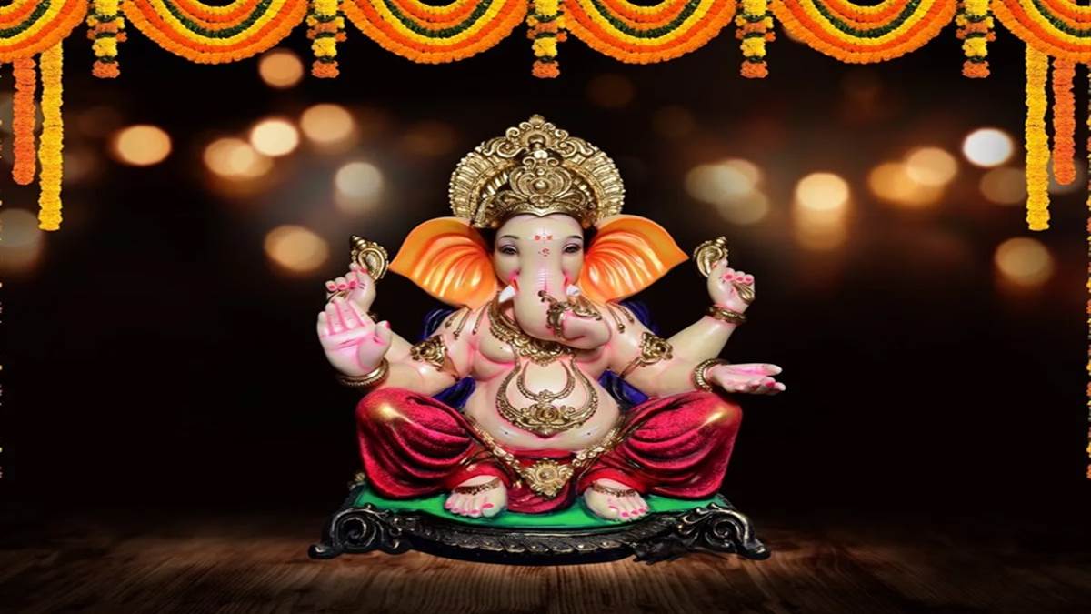 Ganesh Kavach Astrology News: Every day is dedicated to the worship of some deity or the other. Wednesday is considered best for the worship of Lord Ganesha. On this day, there is a tradition of worshiping and fasting, but along with this, if today If Ganesh Kavach is recited with devotion on this day, then immense blessings of the Lord are showered and the problems of life are solved. Ganesh Kavach Gauryuvach. एशोतिचपलो दैत्यान्बाल्येपि नशायत्यहो। Munisattam does not know what actions he will do in future. 1॥ Daitya nanavidha roshtaah sadhudevdruhah khalaah. Atosya kanthe kinchittvam rakshaartham baddhumarhasi ॥ 2॥ Muniruvach. ध्यायेतसिंहगतं विनायकम्मुं डिग्बाहुमाद्ये युगे ट्रेतायां तु मैयुर्वाहनम्मुं शादबाहुकं सिद्धिद्दम्. Dwapaare tu Gajananam Yugabhujam Raktanagaragam Vibhum turaye tu Dwibhujam Sitangaruchiram Sarvarthadam Sarvada ॥ 3॥ Vinayak: Shikhaan Patu Paramatma Paratparah. अतिसुन्दरकायस्तु मस्तकं सुमहोतकतः ॥ 4॥ Lalatam kashyapah patu bhruyugam tu mahodarah. Nayne Falchandrastu Gajasyasstvosthapallavau ॥ 5॥ Jihvaan Patu Ganakreedshchibukam Girijasutah. Vaachan Vinayak: Patu Dantan Rakshatu Durmukhah ॥ 6॥ श्रवानौ पाशपानिस्तु नासिकां चिंतर्थार्थदः। Ganeshstu mouth throat patu devo gananjayah ॥ 7 ॥ Skandhau paatu gajskandhaha stnaou vighnavinashanah. Hridayam ganathastu herambo jathram mahan ॥ 8॥ Dharadharah patu parsvau pagem vighnaharah auspicious. Lingam Guhyam Sada Patu Vakratundo Mahabalah ॥ 9॥ Ganakrido Janujanghe Uru Mangalmurtiman. Ekadanto Mahabuddhi: Padau Gulfou Sada'vatu ॥ 10 ॥ Kshipraprasadno bahu paani ashaprapoorakah. अंगुलिश्च नखानपातु पद्महास्टोऽरिनाशनः ॥ 11 ॥ Sarvaangani mayuresho world wide sadaavatu. अनुक्तमपी यत्स्थानं धूमकेतुः सदाआवतु ॥ 12 ॥ आमोदस्त्वग्रतः पातु प्रमोदः प्रज्तोऽवतु Prachyam Rakshatu Buddish Aagneyyan Siddhidayak: ॥ 13 ॥ Dakshinsyamumaputro nairrityam tu ganeshwarah. प्रतिच्यां विघनहर्ताऽ्व्याद्वय्व्यां गाजकर्नकः ॥ 14 ॥ कौबेर्यां निदीपः पायदिशान्यमिशनदनः। दिवाव्यादेकदंतास्तु रात्रौ संध्यासु विघ्नहृत्॥ 15. Rakshasasurbhetalgrahabhutpaishachatah. Pashankushadharah paatu rajah sattvatamah smritih ॥ 16 ॥ Knowledge, Dharma, Lakshmi, Lajja, Kirtin and Kulam. Vapurdhanam cha dhaanya cha grihandaraansutansakhin ॥ 17 ॥ सर्वायुद्धारः पौत्रांमुरेशोऽवततस्दाः. Kapilojavikam patu gajaashvanviktovatu ॥ 18 ॥ भुर्जपत्रे लिखत्वेदं यह कांठे धारयेतसुधीः. Na bhayan jaayte tasya yaksharaksha pishachath ॥ 18 ॥ Trisandhyam chanting Yastu Vajrasaratanurbhavet. Yatrakale Pathedyastu benefits without any obstacles. 20 ॥ Yudhkale pathedyastu vijayan chapnuyaddhruvam. Maranochchatanakarshstambhmohankarmani ॥ 21 ॥ Saptavaram japedetatdinanamakevinshatih. तततत्फलमवाप्नोति साधको नात्र सब्याःः॥ 22 ॥ एकविंशतिवारं च पथेत्तावद्दिनानी यः। Karagrihagatam sadyo rajya vadhyam cha mochayet ॥ 23॥ Rajdarshanvelayan pathedettrivarah. S Rajanam Vasham Neetva Prakrutischa Sabha Jayet ॥ 24 ॥ Idam Ganeshkavachan Kashyapen Samiritam. Mudgalay Cha Tenath Mandavya Maharshaye. 25 ॥ Mahyam sa praah please kavacham sarvasiddhidam. Na deyam bhaktihinaya deyam shraddhavate shubham. 26 ॥ Anenasya krita raksha na bhaadhasya bhavetkvachit. Rakshasasurbhetaldaityadaanavasambhava ॥ 27 ॥ Iti Shree Ganeshpurane Uttarkhande Balkridaya Shadsheetitmedhyaye Ganesh Kavacham.