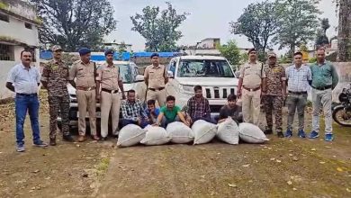 Ganja recovered from two cars, 5 smugglers arrested