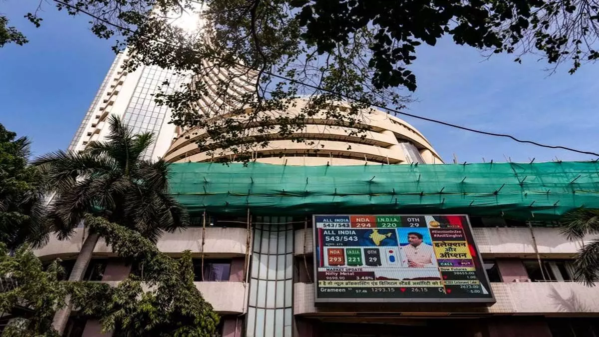 Sensex and Nifty fell by more than 1.5 percent