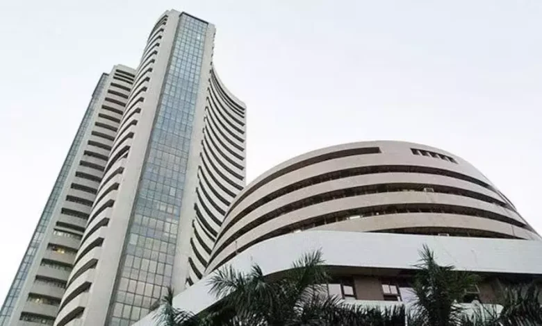Stock market crashed due to weak global cues, Sensex slipped 872 points