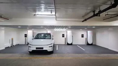 Mumbai: World's leading electric vehicle manufacturer Tesla on Monday launched its first charging station in India. The American EV company has started an electric charging station at One BKC in Bandra-Kurla Complex. Elon Musk-led Tesla said on social media platform 'X', "Tesla's Supercharger at One BKC in Mumbai is now live." The new charging station has four V4 supercharging stalls (DC fast chargers) and four AC destination chargers. Tesla's supercharging stalls will provide a maximum charging speed of 250 kW, which will cost Rs 24 per kWh, while destination chargers will provide charging up to 11 kW at a rate of Rs 14 per kWh. Earlier in mid-July, Tesla opened the country's first showroom in BKC, Mumbai. Tesla plans to open three more charging stations in Mumbai by the end of September as part of its charging infrastructure expansion. These charging stations will be set up in Navi Mumbai, Thane and Lower Parel. The move is aimed at promoting premium customers of Tesla in India's financial capital and increasing the adoption of electric vehicles. Currently, Tesla's Model Y is available for sale in India. There are two versions of the Model Y, the first being a long range rear-wheel drive model with a starting price of Rs 67.89 lakh and the second being a rear-wheel drive model priced at Rs 59.89 lakh. Both models are being imported from China's Shanghai Gigafactory as a completely built unit (CBU). Deliveries are expected to begin in the third and fourth quarters of 2025. To set up a service center near the showroom in BKC, Tesla India Motor and Energy Pvt Ltd has also leased 24,500 sq ft of space in Kurla West, Mumbai.