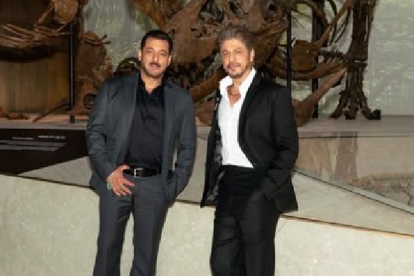 Photos of Salman and Shah Rukh's Abu Dhabi trip are all over the internet