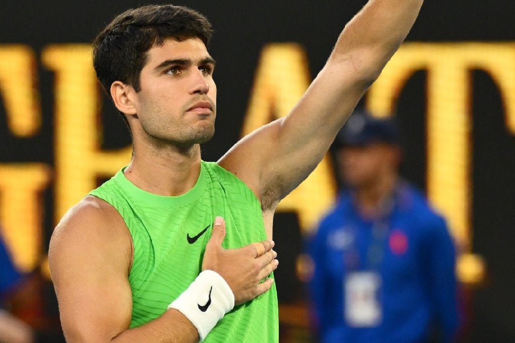 Australian Open: Alcaraz wins thrilling match by a narrow margin.