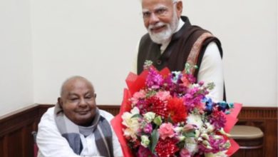 PM Modi met with Deve Gowda and praised his understanding of important issues.