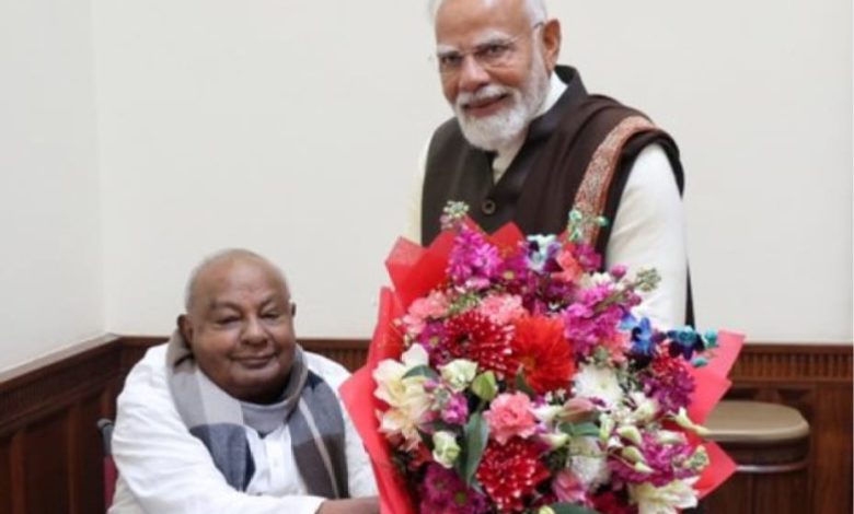 PM Modi met with Deve Gowda and praised his understanding of important issues.