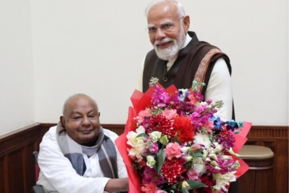 PM Modi met with Deve Gowda and praised his understanding of important issues.