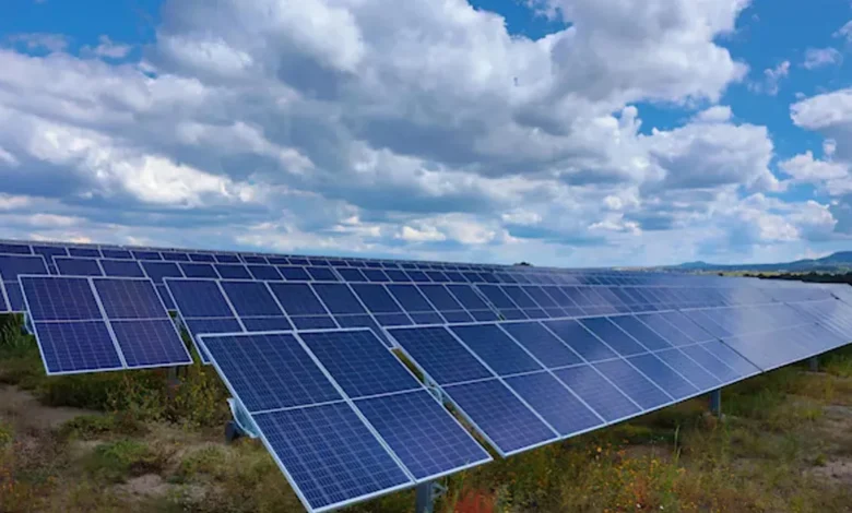 Mau: Teachers' salaries will be withheld if they do not have solar panels installed in their homes.